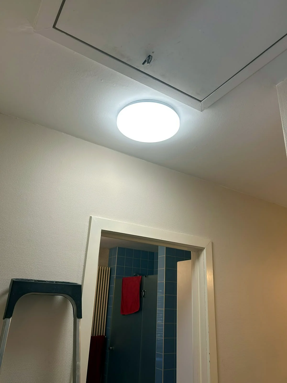 Plafondarmatuur in de inkomhal van een woning