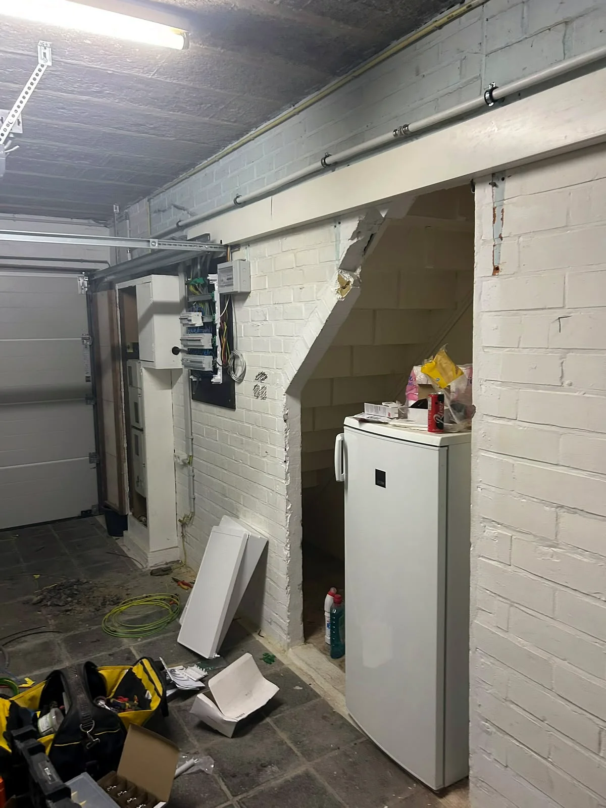 Elektrische installatie in een kelderruimte met verlichting en opbouwbuizen