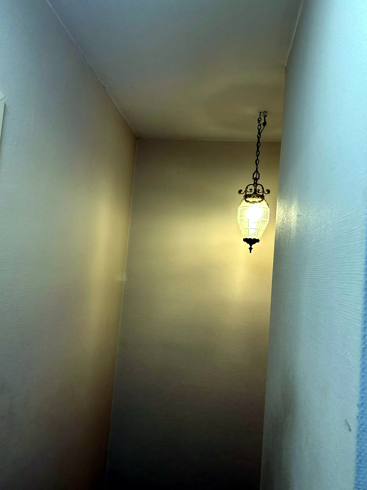 Hanglamp aangesloten boven een traphal