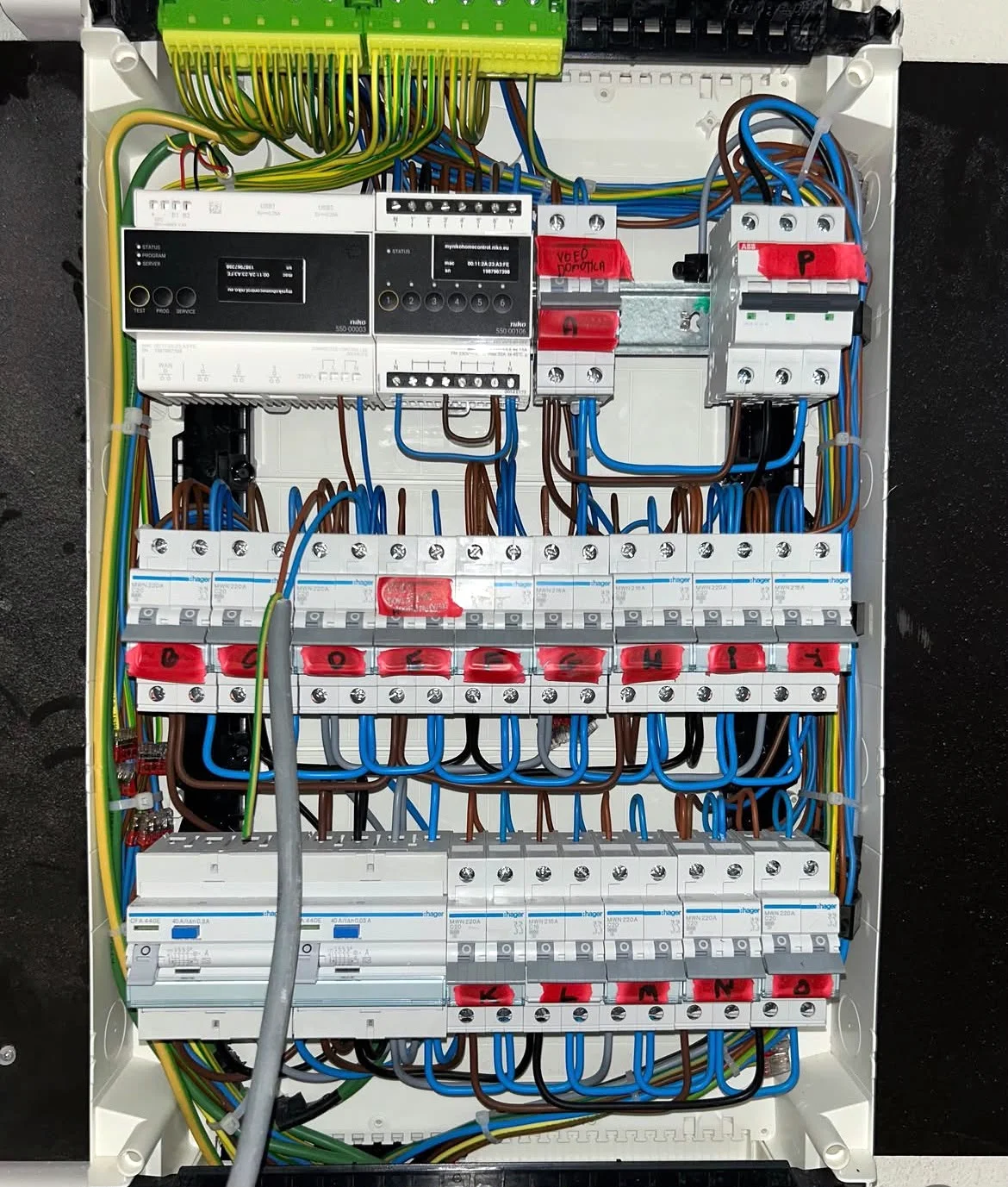 Geopend verdeelbord met Niko Home Control-modules en automaten
