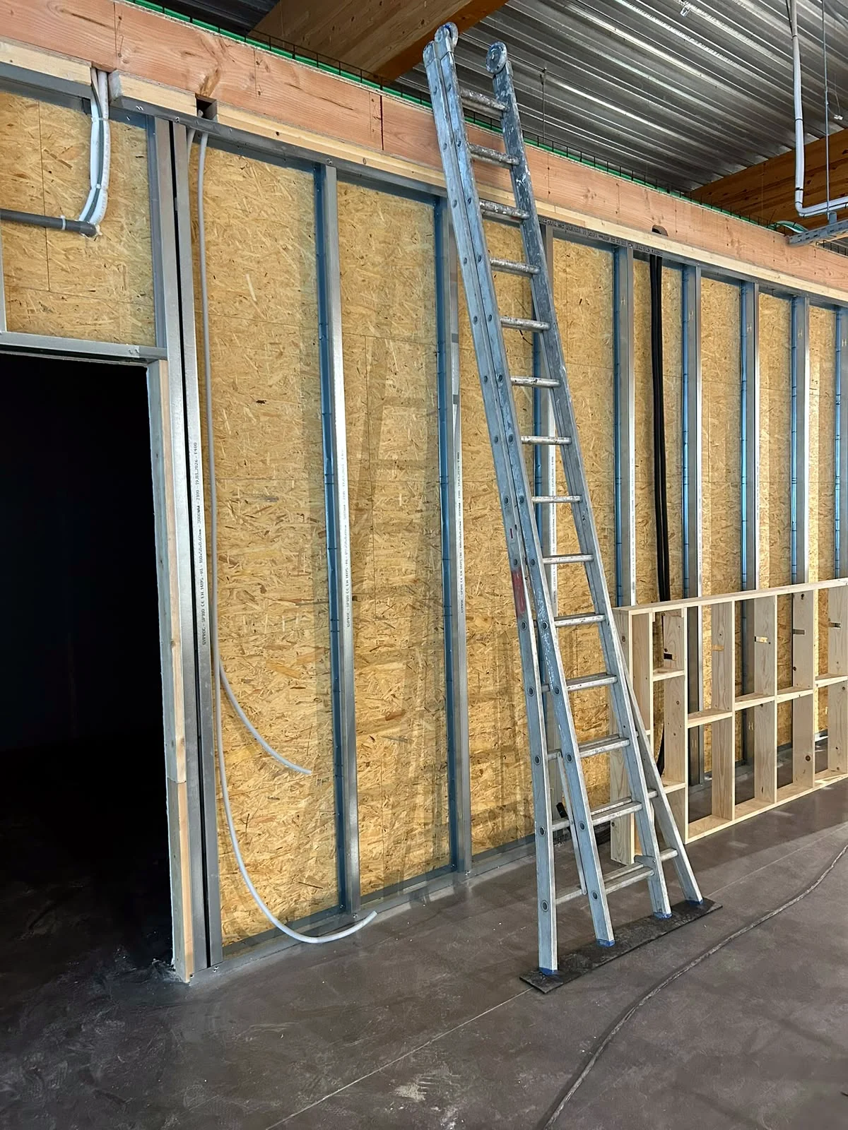 Elektrische leidingen in een metalstudwand van een nieuwbouwproject