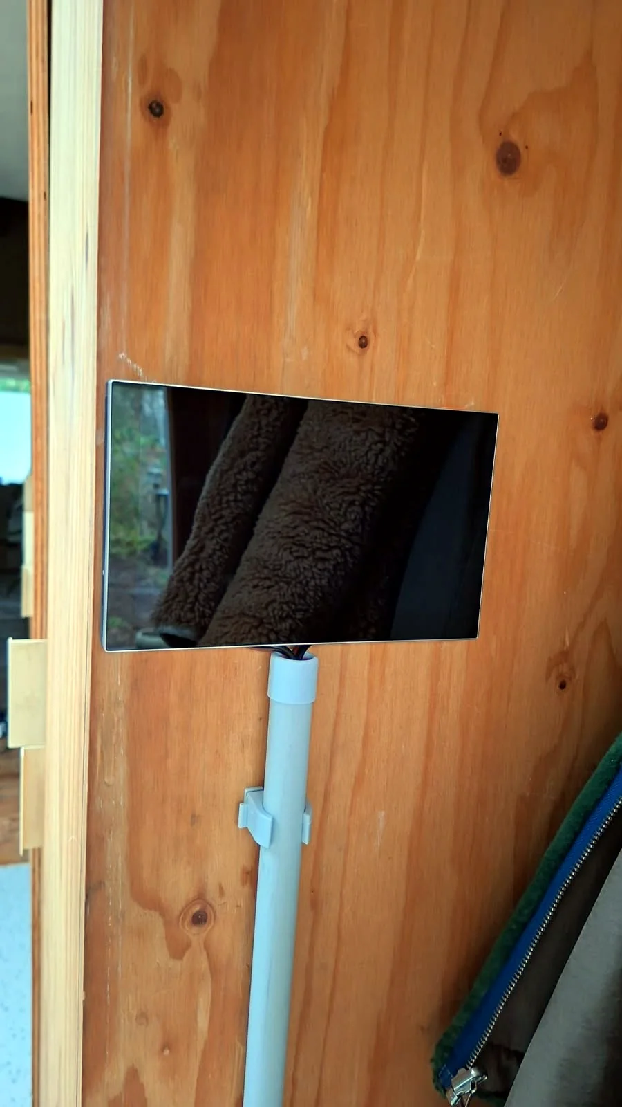 Inbouwkast voor een videofoon, voorbereid in de gevel